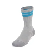 Medias deportivas de caña media en color gris, con dos franjas horizontales en color turquesa en la parte superior. Presentan un diseño ergonómico con amortiguación en zonas clave y tecnología de secado rápido.