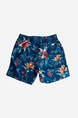 Short de baño de secado rápido con estampado floral sobre fondo azul. Cuenta con cintura elástica con cordón ajustable, bolsillos laterales y logo aplicado en goma.
