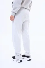 Pantalón deportivo de felpa con corte recto y cintura elástica con cordón de ajuste.