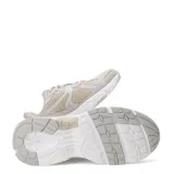 Championes de running Miss Carol modelo Train, color beige con suela blanca y detalles de malla y material sintético.