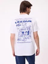 Remera de manga corta color blanco con estampa gráfica en la espalda en color azul, que presenta un diseño de estilo surf con una camioneta, un pelícano y texto alusivo a la marca Rusty.