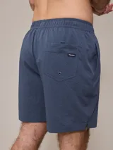 Short de baño texturizado color azul con cintura elástica y cordón ajustable.