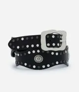 Cinturón mediano de poliuretano color negro, con aplicación de tachas metálicas y hebilla de diseño orgánico irregular.