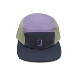 Gorra de 5 paneles con diseño tricolor en tonos gris oscuro, verde oliva y violeta. Presenta visera plana, corona baja y logo bordado en el panel frontal. Confeccionada en tela técnica deportiva con propiedades de secado rápido y repelencia al agua.