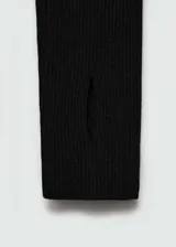 Chaqueta de punto fino color negro, con diseño entallado, cuello redondo, manga larga y cierre frontal con cremallera completa.