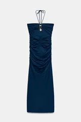 Vestido midi de color azul marino con escote halter y tirantes finos ajustables. Presenta un diseño con drapeados frontales y laterales, detalle cut out en el pecho con fornituras metálicas doradas y falda de corte evasé.