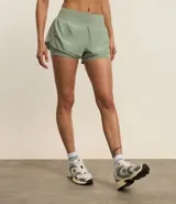 Bermuda deportiva tipo runner, color verde menta, confeccionada en microfibra con cintura elástica. Tiene un corte holgado y bajo redondeado.