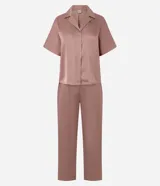 Pijama americano de satén color rosa viejo, compuesto por una camisa de manga corta con cuello solapa y botones frontales, y un pantalón largo de corte recto con cintura elastizada.