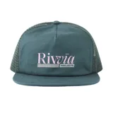 Gorra de gabardina verde con paneles de malla en los laterales y logo Rivvia bordado en rosa en el frente.