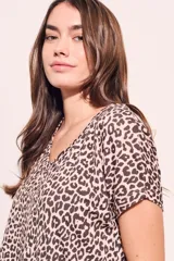 Remera de viscosa color rosa con estampado animal print en marrón, de corte recto y mangas cortas.