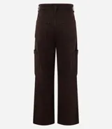 Pantalón cargo de tiro alto confeccionado en sarga de algodón, con corte holgado, bolsillos laterales utilitarios y cierre tradicional.