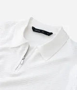 Polo de manga corta para hombre, color blanco, con cuello polo y cierre frontal de cremallera. Presenta una textura tejida sutil en toda la prenda.