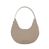 Cartera tipo hobo de diseño semicircular en color beige, confeccionada en material texturizado. Presenta un detalle de labios grabado en la parte central y el logo de la marca en la parte inferior, con cierre superior y asa fija.