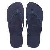 Ojotas Havaianas modelo Top, color gris oscuro con tiras plateadas metálicas con relieve.