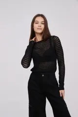 Sweater negro de manga larga, tejido en punto calado con diseño de rombos, corte ajustado al cuerpo y cuello redondo.