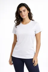 Remera deportiva de cuello redondo y manga corta, con diseño liso y ajuste entallado.