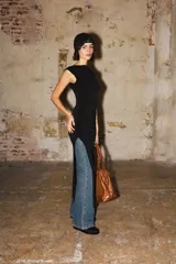 Vestido largo negro de lycra con cuello bote y tajo lateral.