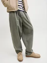 Pantalón jogger verde militar de corte holgado, con pinzas en la cintura y elástico ajustable.