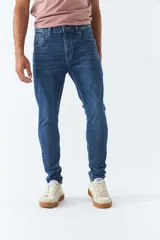 Pantalón de jean negro, corte skinny, tiro medio, con logo bordado y presillas para cinturón.