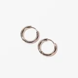 Par de aros tipo argolla de acero plateado.