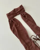 Top marrón con cuello halter y espalda descubierta, que se ata en la cintura.