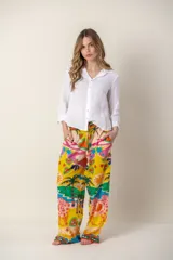 Camisa color coral de lino con cuello clásico, manga 3/4 y cierre frontal con botones.