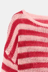 Jersey corto de punto con cuello redondo y diseño de rayas horizontales en tonos rosados y rojos, de manga larga.