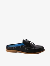 Zueco de cuero negro estilo náutico, con costuras expuestas en contraste, detalle de lazo en el empeine y suela de goma.