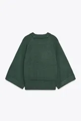 Jersey de punto liso color bordó, con cuello redondo y mangas anchas de largo tres cuartos. Presenta acabados en rib en cuello, puños y ruedo.