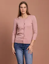 Cardigan blanco de tejido fino con abertura central y botones.