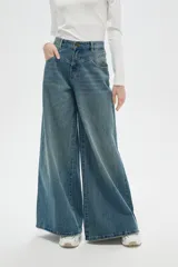 Pantalon de jean estilo wide leg con tiro medio, bolsillos laterales y traseros, y ruedo desflecado.