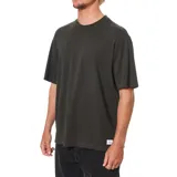 Remera de corte oversize y calce relajado, con cuello redondo y mangas cortas. Presenta un diseño minimalista en color negro con una pequeña etiqueta distintiva en el ruedo inferior.