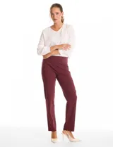Pantalón de corte recto y entallado, color bordó, con cintura ancha de soporte y nervadura central vertical que estiliza la figura. Presenta un diseño de frente limpio con bolsillos posteriores simulados.