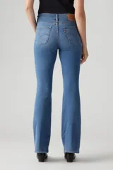 Jeans de mujer Levi's 726 Hi Rise Flare Eternal Mid, de tiro alto y corte flare, en color azul claro.