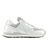 Championes urbanos New Balance modelo 574, color plateado metalizado con detalles en blanco y gris, confeccionados en cuero sintético y malla, con el logo "N" característico en los laterales y entresuela ENCAP.