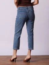 Jean azul oscuro de tiro medio, pierna recta y terminación crop. Pretina con pasadores, botón y cierre. Delantera y trasera con bolsillos.