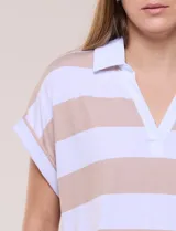 Remera holgada con diseño two-fold que simula efecto superpuesto con una camisa blanca inferior. Presenta cuello polo, escote en V y rayas horizontales beige y blancas.