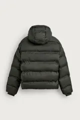Cazadora puffer acolchada de corte relaxed fit color negro, confeccionada en tejido técnico repelente al agua. Cuenta con cuello subido, capucha ajustable con elásticos y cierre frontal con cremallera. Tiene bolsillos de vivo en la cadera, bolsillo interior y mangas largas con puños elásticos ajustables con abertura para el dedo pulgar.