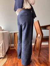 Pantalón palazzo de pana color azul marino, con pinzas delanteras y elástico en la espalda.