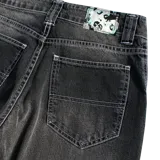 Pantalón jean negro con lavado localizado, tiro medio, pierna oxford y costuras en hilo blanco.