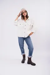 Sobrecamisa de pana color crudo, con corte oversize, bolsillos frontales con solapa y cierre de botones.