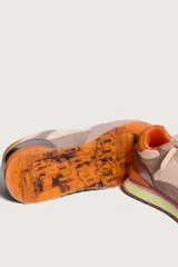 Zapatillas Hoff modelo Cagliari, con paneles de cuero y tela en tonos beige, marrón y naranja. Suela de goma con diseño gráfico.