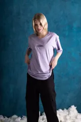 Remera lila de algodón con cuello redondo y logo estampado en el pecho.