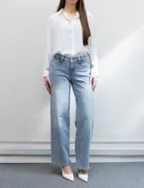 Jean wide leg marca DJEANS de tiro medio, con cierre y botón frontal, bolsillos inclinados delanteros y bolsillos traseros aplicados.
