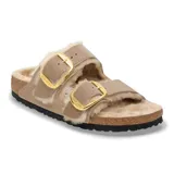 Sandalias Birkenstock modelo Arizona con forro de piel de oveja, correas de gamuza color tabaco y hebillas grandes doradas. Presenta la clásica plantilla de corcho y suela de goma negra.