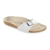 Sandalia tipo slide de una sola tira ancha, color blanco, con hebilla metálica ajustable. Presenta plantilla anatómica de corcho y látex.