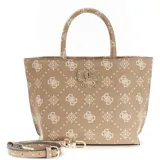Cartera tipo tote Guess modelo Emelie, color tostado con estampado de monograma y logo metálico frontal. Cuenta con doble asa de mano y correa larga ajustable y extraíble.