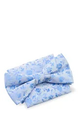 Moña amarilla con estampado floral y pañuelo de bolsillo a juego, presentados en caja negra.