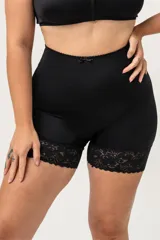 Calza corta modeladora color piel, confeccionada en lycra con terminación en puntilla en la pierna con efecto antideslizante.