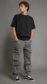 Pantalón cargo de denim en color gris con efecto acid wash, corte holgado y múltiples bolsillos laterales con solapa en las piernas.